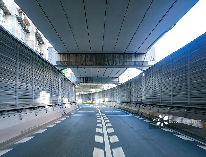广州东濠涌高架桥无人向前通道高速路行车隧道地铁轨道交通出入口人防空设施封闭式走廊过街穿梭通道运动模糊图片素材