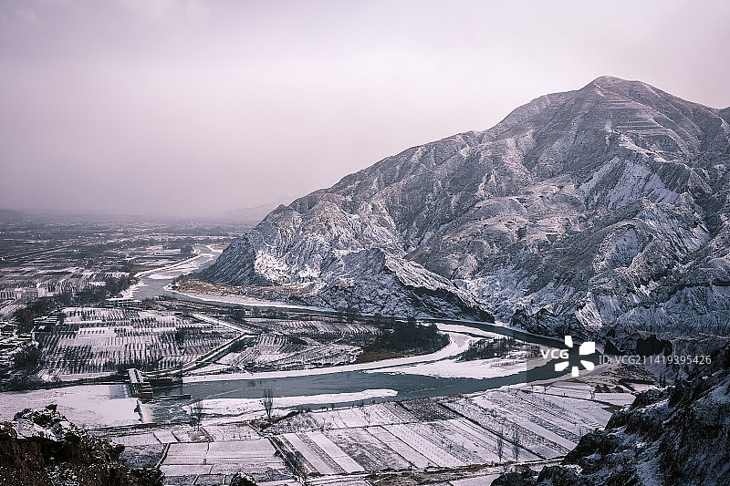 湟水河畔，红山屹立，皑皑白雪，新春佳节图片素材