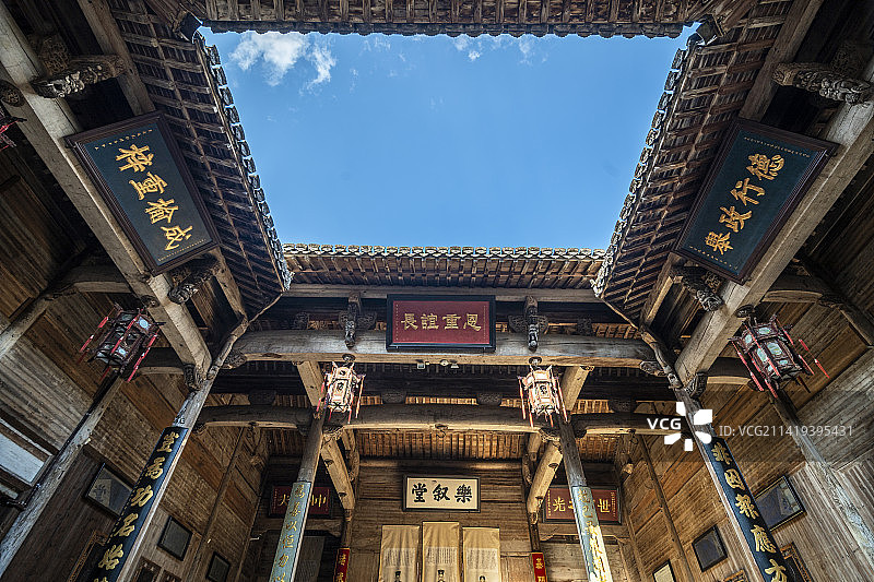 安徽徽州黄山宏村古建筑祠堂天井木雕图片素材