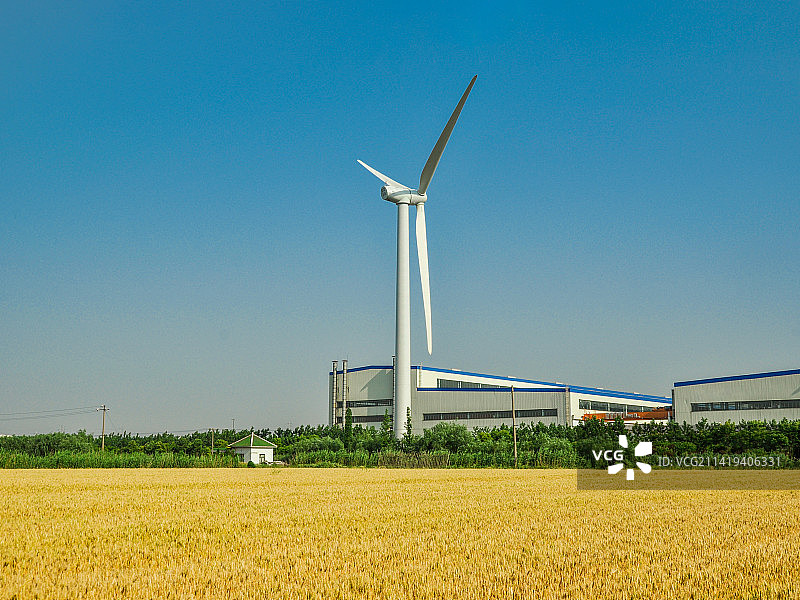 蓝天下的田野和风力发电机图片素材