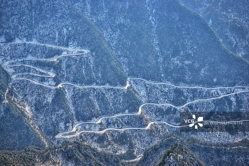 陕西省汉中市南郑区龙头山雪后盘山公路图片素材