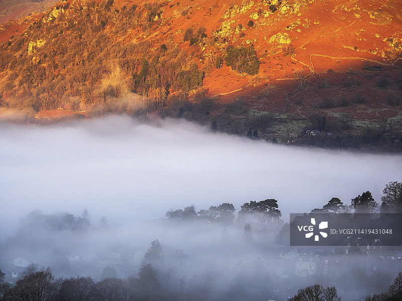 英国湖区安布尔赛德的黎明时分，山谷薄雾笼罩着瑞德尔图片素材