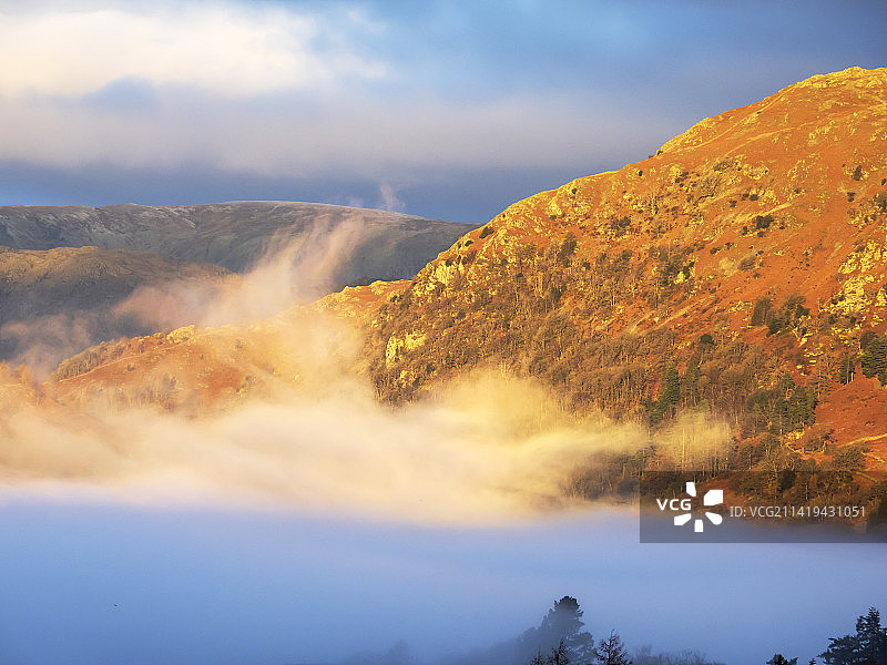 英国湖区安布尔赛德的黎明时分，山谷薄雾笼罩着瑞德尔图片素材