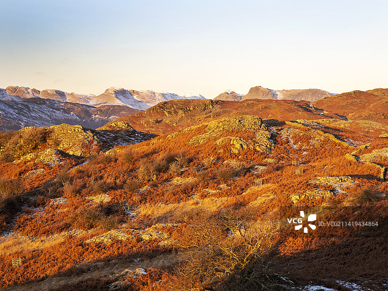 日出光芒照耀下的托德峭壁，远眺英国湖区安布尔赛德的朗代尔派克图片素材