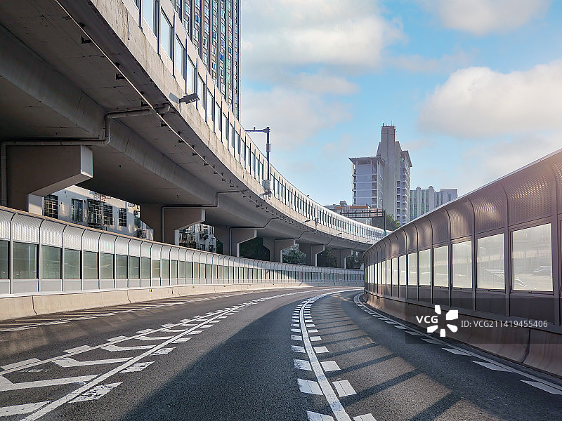 城市交通路线全封闭内环路高架桥匝道快速道路立体交叉桥路网交错汽车行车线路隔音屏障国内大都会高楼林立图片素材