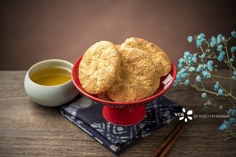 中式糕点核桃酥特写木桌面背景图片素材