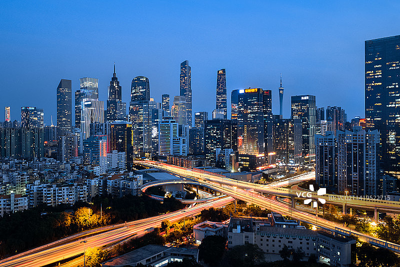 华灯初上的广州天际线图片素材