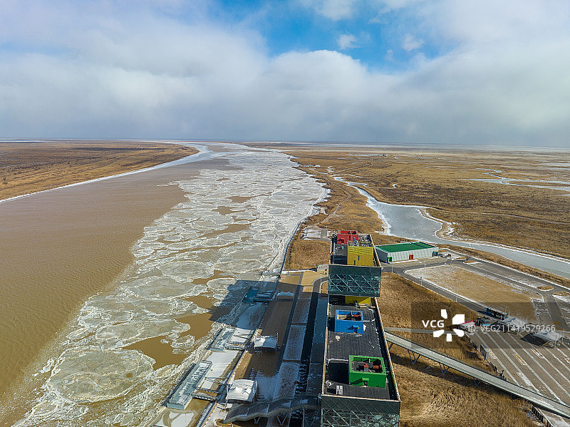 航拍冬日的黄河口湿地图片素材