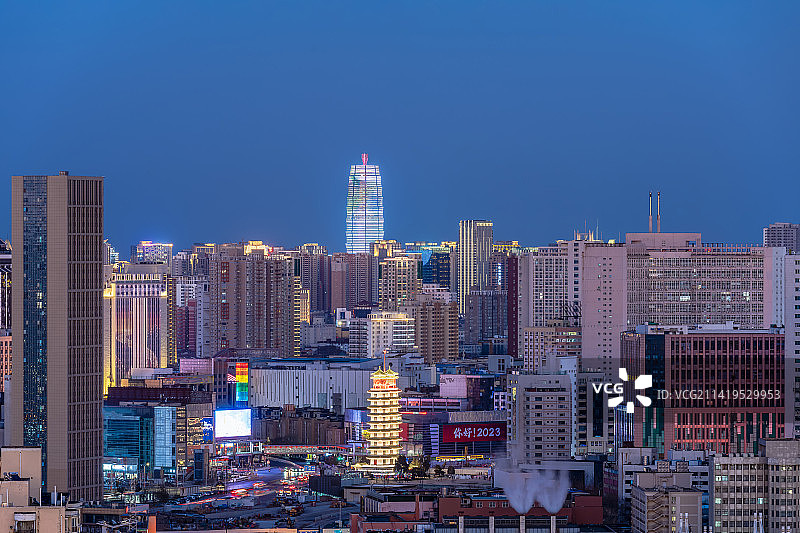 中国河南郑州二七塔千玺广场玉米楼同框图片素材