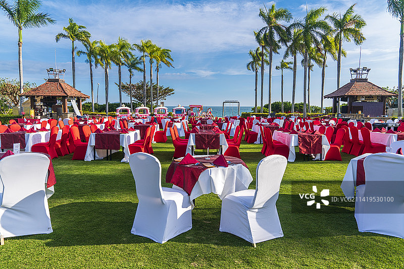 海南省三亚市亚龙湾万豪度假酒店豪华酒店户外海滩椰子树草坪宴会浪漫草坪婚礼烛光晚餐图片素材
