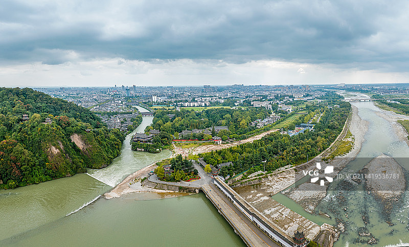 航拍都江堰水利工程全景风光图片素材
