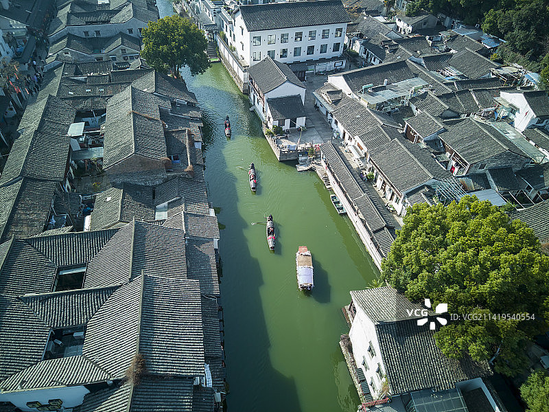 冬季的绍兴仓桥直街乌篷船驶过河沿图片素材