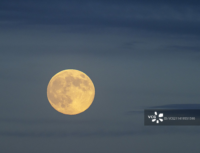 英国诺森伯兰沃伦磨坊的满月。图片素材