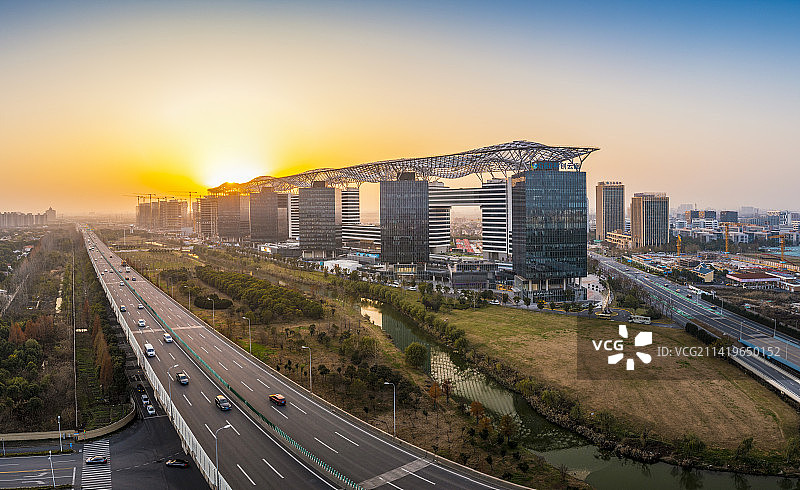 黄昏中上海地标建筑G60科创云廊拉斐尔云廊图片素材