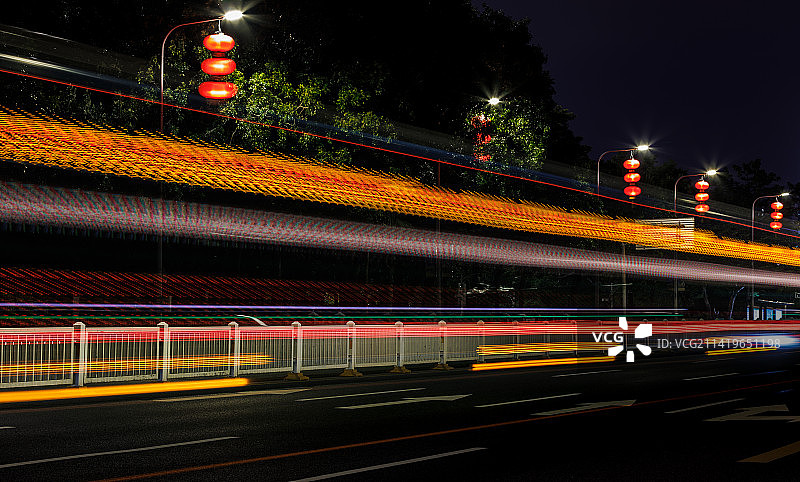 2023春节张灯结彩的深圳道路图片素材