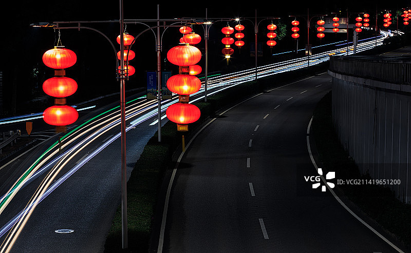2023春节张灯结彩的深圳道路图片素材