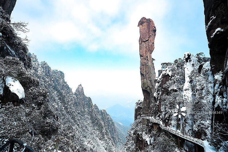 雪后云雾中的江西上饶三清山南清园景区巨蟒出山图片素材