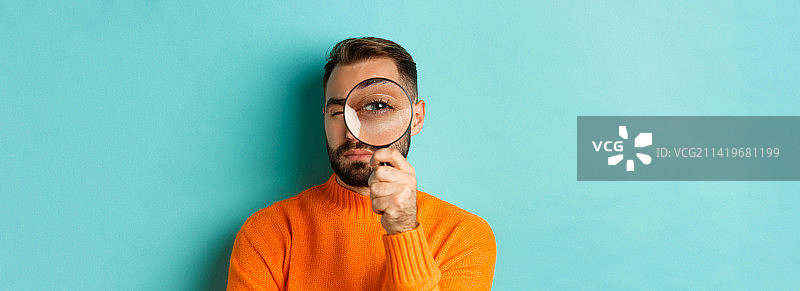 拿着放大镜寻找或调查的有趣男人图片素材