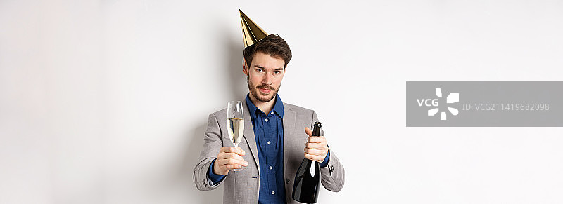 庆祝和节日概念：西装革履的帅气男子与生日图片素材