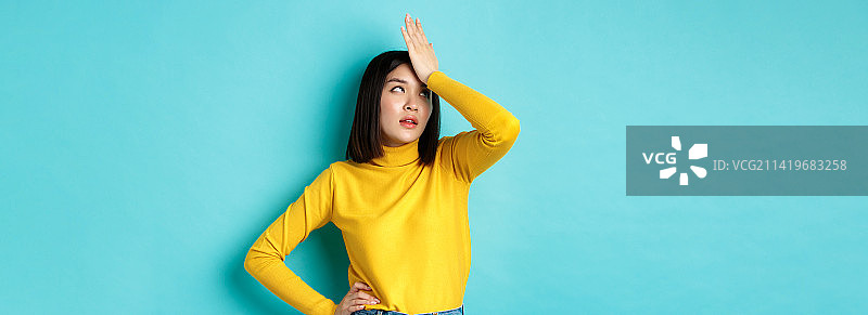 情绪与生活方式概念：烦恼的亚洲女孩翻白眼图片素材