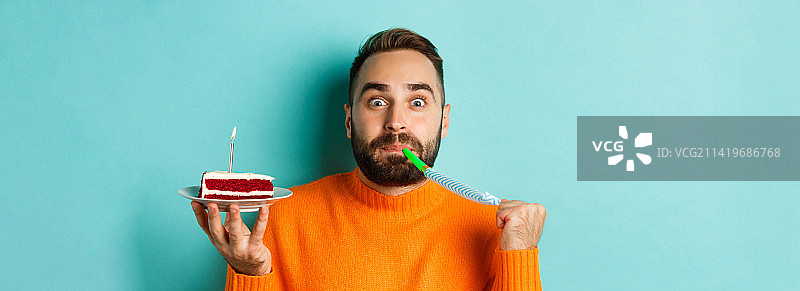 庆祝生日的滑稽成年男子特写，手持生日用品图片素材