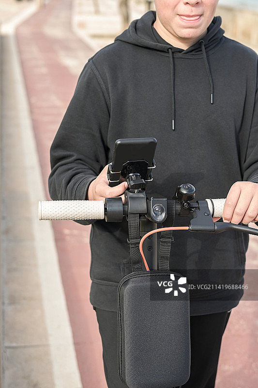 触摸智能手机屏幕听音乐的年轻少女图片素材