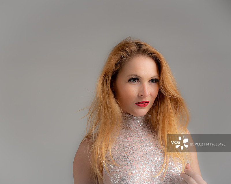 灰色背景前的年轻美丽女子肖像，美国弗吉尼亚州珀塞尔维尔图片素材