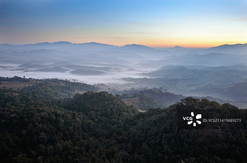 泰国达府日落山脉风光图片素材