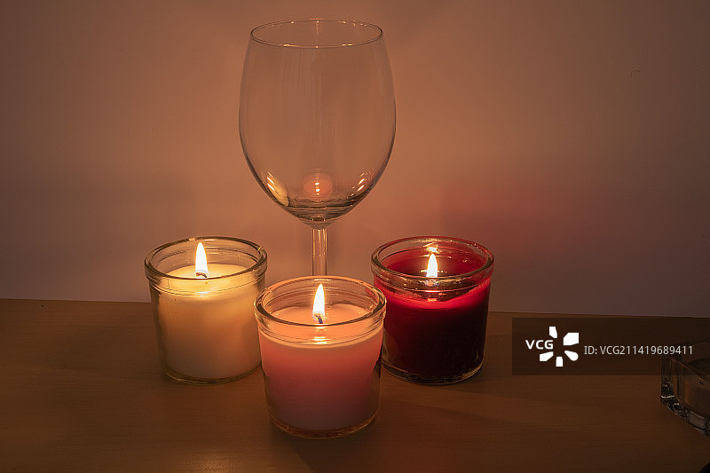 立陶宛的玻璃杯和点燃的蜡烛照片图片素材