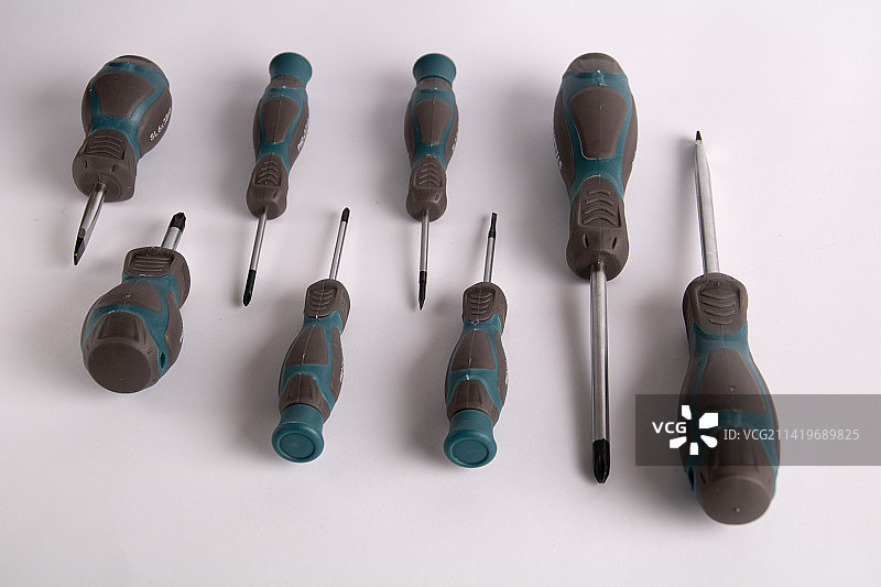 从高角度拍摄的立陶宛白色背景上的工作工具图片素材