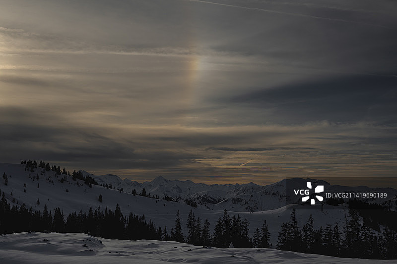 奥地利阿尔卑斯山上的阳光和彩虹图片素材