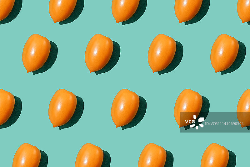 俄罗斯特色：青绿色背景上的橙色番茄图案图片素材