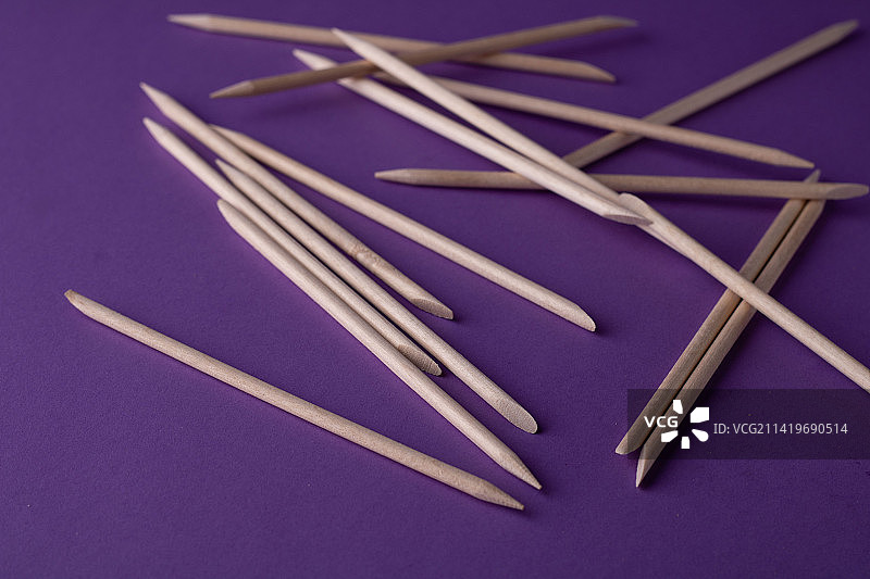 俯视彩色背景上的筷子，立陶宛图片素材