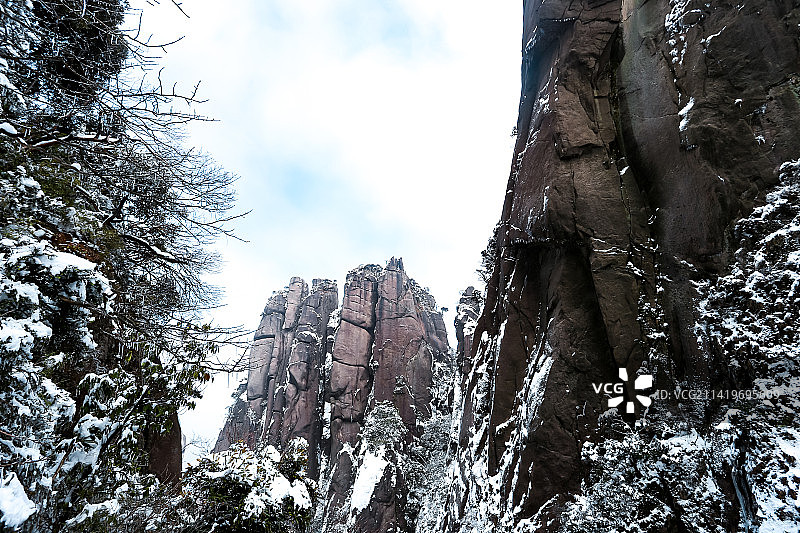 云雾中的江西上饶三清山南清园景区雪景图片素材