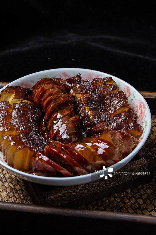 中式手工熏制的卤肉和腊肠图片素材