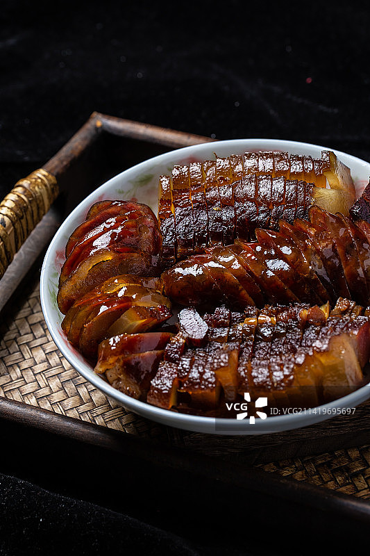 中式手工熏制的卤肉和腊肠图片素材