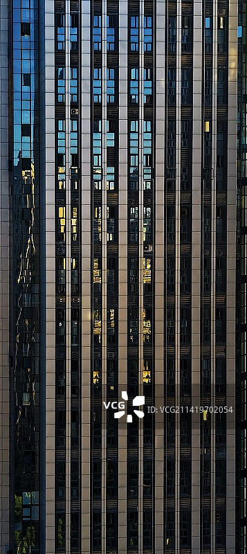 城中映像 武汉，夏天晨曦映照在对面摩天大楼外墙玻璃的镜像！图片素材