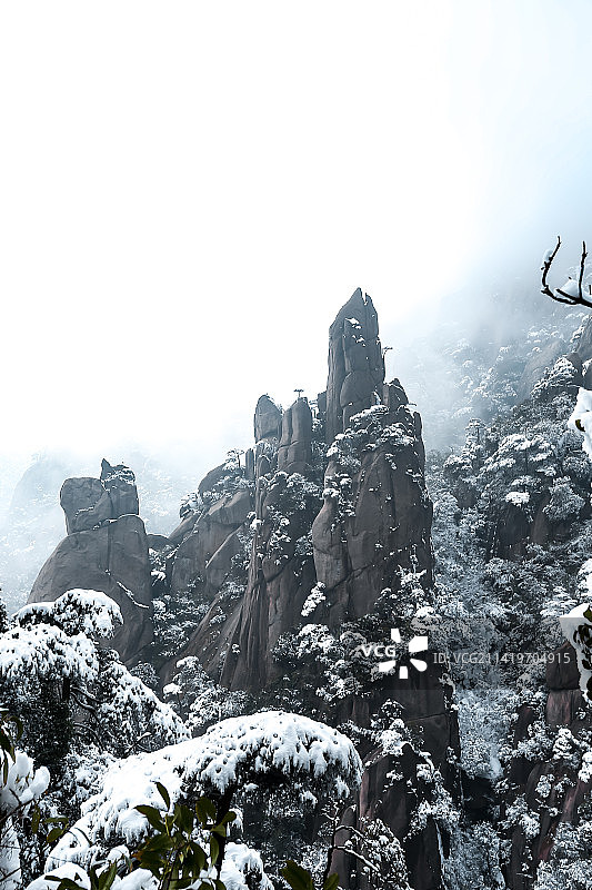 雪后云雾中的江西上饶三清山南清园景区图片素材