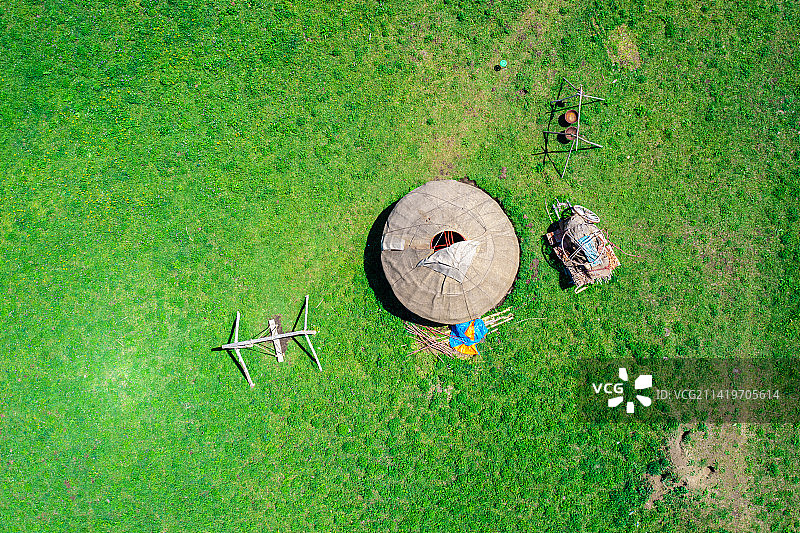 航拍： 巩乃斯草原  牧场 森林 蓝天 白云 云杉图片素材