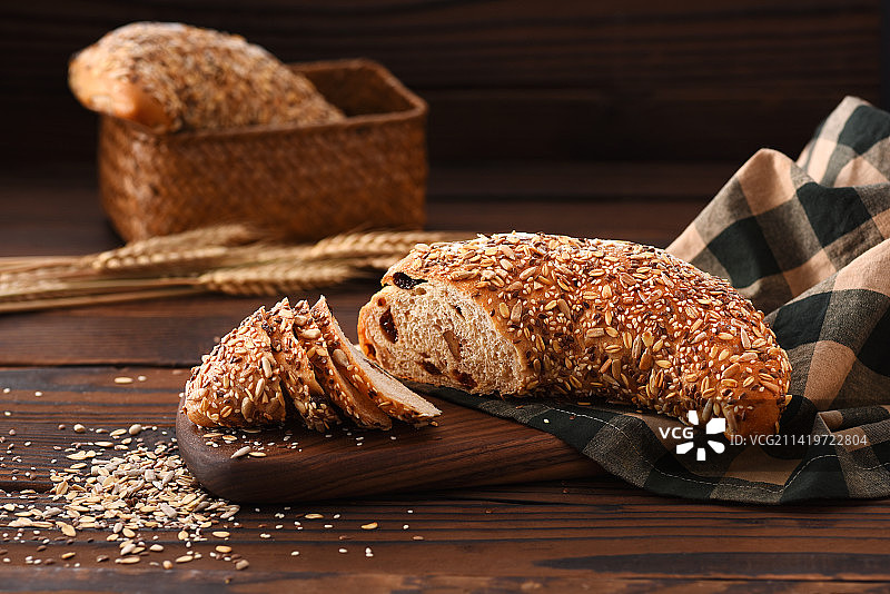 桌子上的面包图片素材