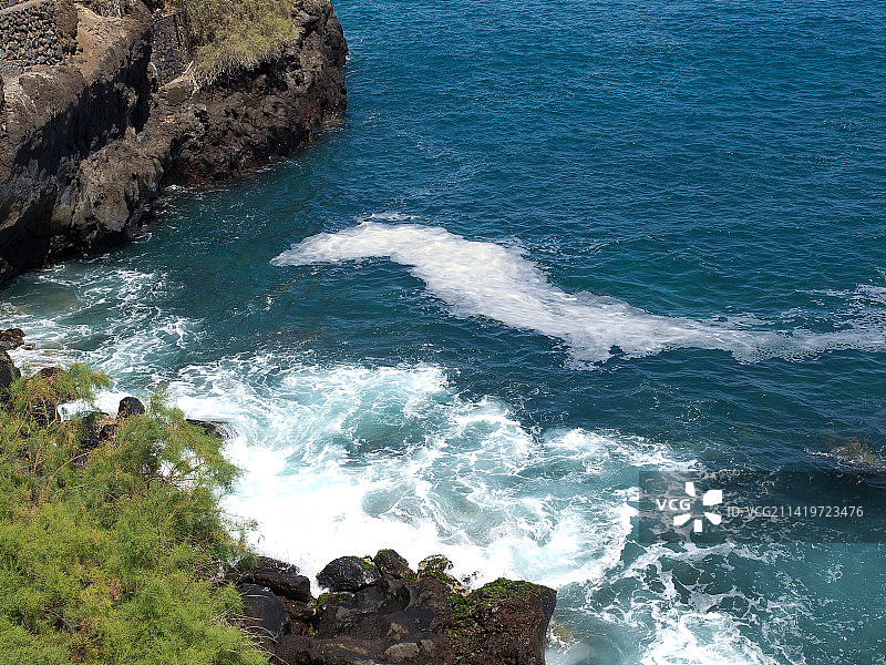 西班牙圣克鲁斯-德特内里费拉克鲁斯港海岸岩石高角度景观图片素材
