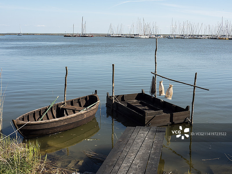 荷兰恩克赫伊曾湖中停泊的船只高角度视图，背景是天空图片素材