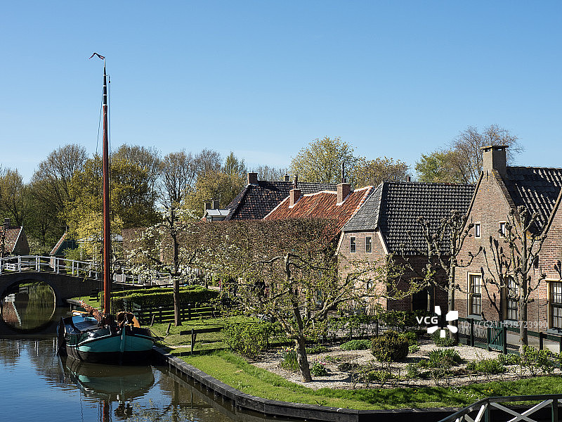 荷兰恩克赫伊森的晴空下建筑景色图片素材