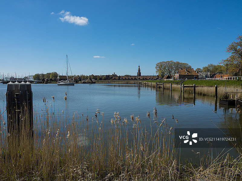 荷兰恩克赫伊森蓝天湖景图片素材
