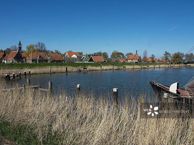 荷兰恩克赫伊曾的晴朗蓝天下的湖泊风光图片素材