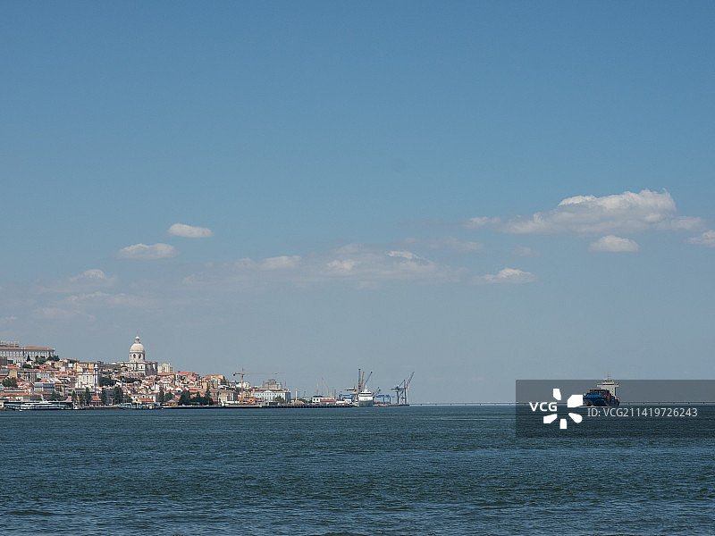 葡萄牙里斯本建筑旁的海景图片素材