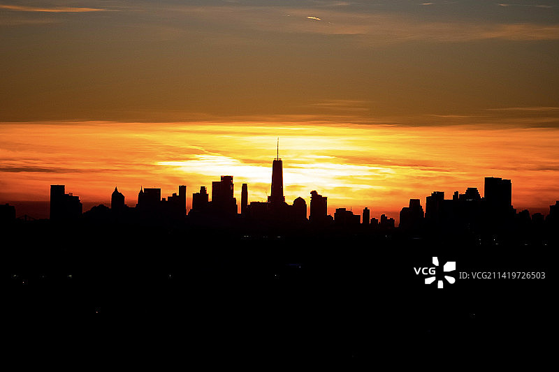 日落时分，美国堪萨斯州波尼的建筑物剪影图片素材