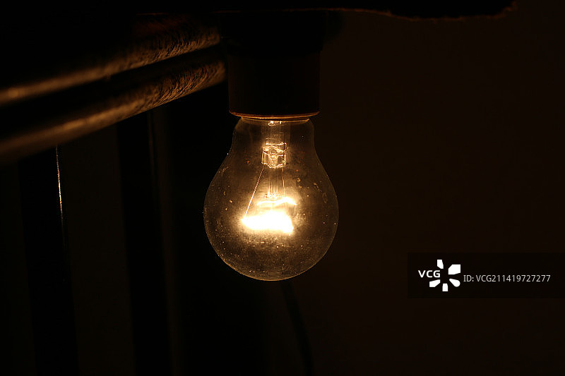 巴西房间里点亮的黄色灯图片素材