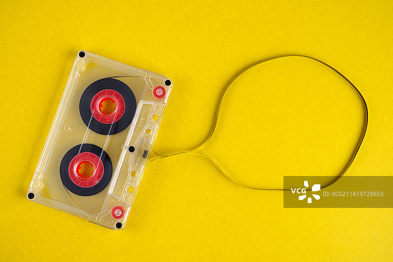 美国黄色背景上的录音带的俯视图图片素材
