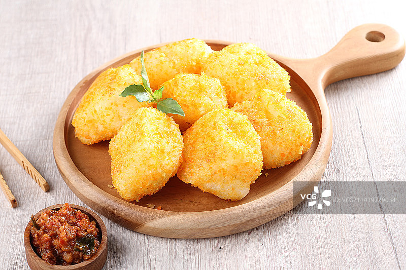 餐桌木勺中的油炸食品特写，印度尼西亚西爪哇勿加泗市图片素材